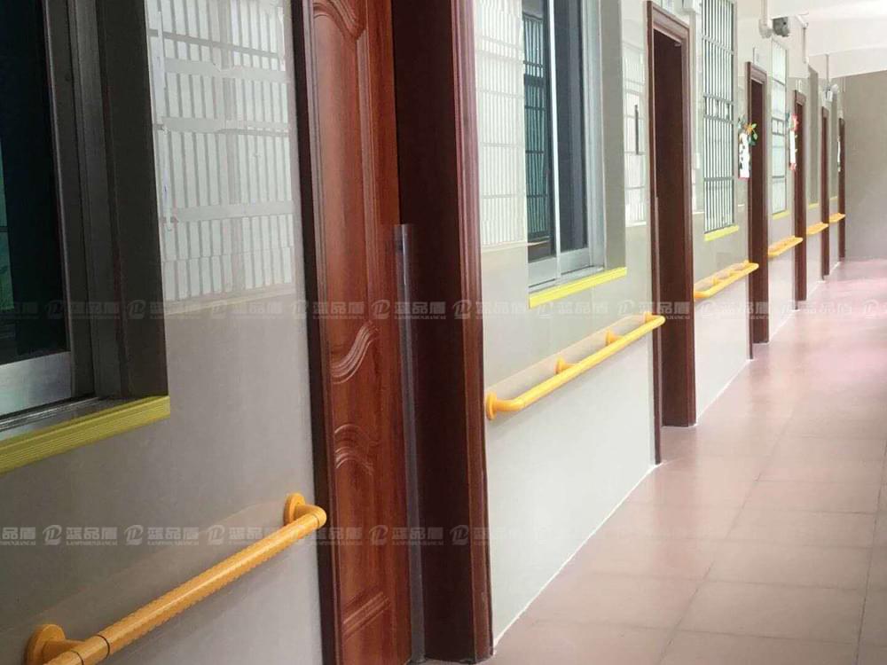 【烏魯木齊】尼龍走道扶手到廣州藍(lán)品盾廠家選購，很是方便快捷