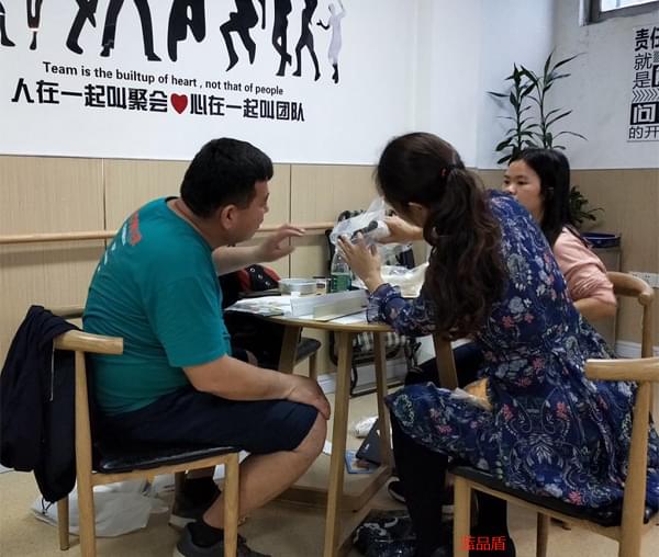 哈薩克斯坦客戶(hù)來(lái)了解【藍(lán)品盾】的醫(yī)院走廊無(wú)障礙扶手